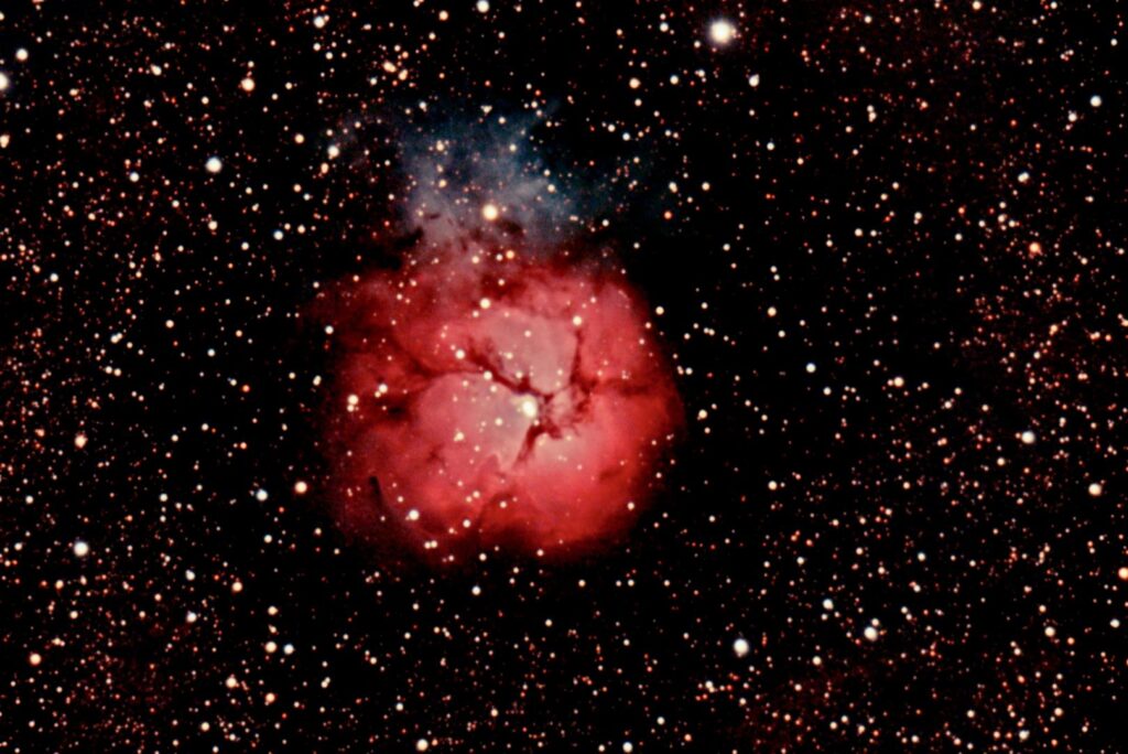 Nébuleuse Trifid, 90 poses de 30 secondes, caméra refroidie

